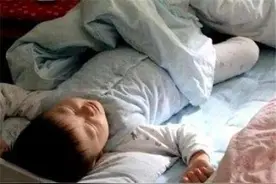 孩子睡觉不老实，总是变换姿势？这4点原因父母尽快知晓图片