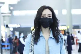 王鸥穿蓝色衣裤好清爽，蓝色系特别适合中年美女，高级显清雅气质图片