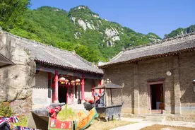 三圣寺里，供奉了佛教的弥勒佛和道教的玉皇大帝，他们如何相处？图片