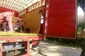 巴彦淖尔一箱式货车违法载人，这可千万“驶”不得图片