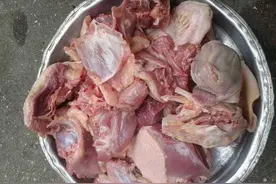 鸭肉最简单的做法，搭配当季菠萝炒，鸭肉软嫩又清甜，汁都吃光光图片