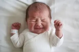 0~3个月婴儿发育标准，你家宝宝达标了吗？新手爸妈对照一下图片