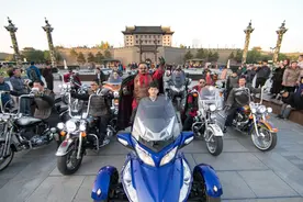 西安最中国，摩友扮兵马俑骑哈雷上演寻秦记图片