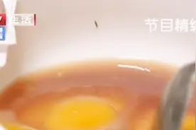 刚买一周的鸡蛋，打开一看血红的蛋清是怎么回事？还能吃吗？视频封面