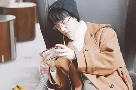 王一博的坐姿，千玺的坐姿，看到任嘉伦：已婚和未婚的区别图片