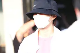 火箭少女杨芸晴为防晒穿长袖 掀帽子露白皙皮肤眼神呆萌图片