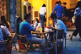 开创全国先例的成都，率先把摆地摊合法化，接地气儿的城市最迷人图片
