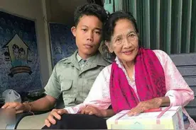 印尼小伙与7旬老太一见钟情，花92元办彩礼，担心妻子不忠将其关家中图片