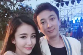 王思聪疑与新女友逛商场！紧挨女孩十指相扣，并亲自开豪车送回家图片