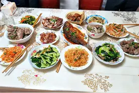 晒北方三线城市的年夜饭，9口人13道菜，网友：一看就是北方人图片