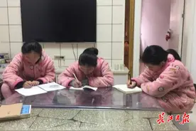 战疫夫妻坚守两个多月，班主任主动当三胞胎“临时妈妈”图片