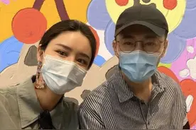 林峯张馨月婚后变低调，被网友偶遇牵手逛商场，背影和路人没差别图片