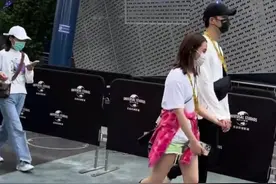 33岁男星疑似恋情曝光！甜蜜牵手身高差太萌，女方被曝是baby闺蜜图片