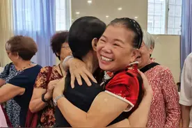 当年贵县西山插队的一位同队女知青，50多年后惊喜重逢热泪盈眶图片