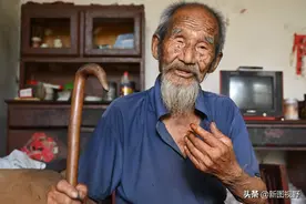 101岁农村爷爷，年轻时打工娶外地媳妇，如今喝茶抽烟安享晚年图片