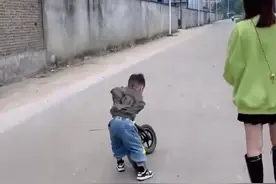 治娃高手！海南一萌娃骑玩具车出门半路不想骑，妈妈一招瞬间搞定图片