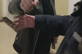 吉林市万达江畔华城小区 一老爷们在楼道当众小便被斥责扬言报复图片