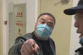 吉林市万达江畔华城小区 一老爷们在楼道当众小便被斥责扬言报复图片