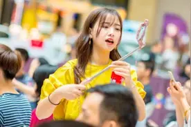 为抓住爱情，亲手把女友喂成200斤，如今23岁就当了爸爸图片