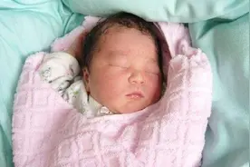 出生一个星期的新生儿还不睁眼，爸妈急忙送医，检查后医生乐了图片