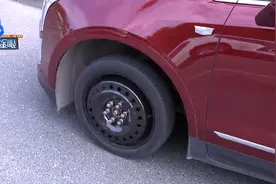 去看“泰康之家“，两辆车在人防门槛接连爆胎图片