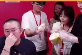 主持人涂磊直播卖榴莲惹争议，全程捂住嘴巴躲老远，脸色非常不好图片