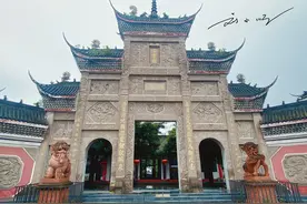 四川人“胆子”太大！集体坐在坟头喝茶掏耳朵，游客表示不可思议图片