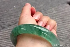 女孩戴奶奶送的手镯上台鉴宝，专家看到惊呼：小祖宗快摘下来吧图片