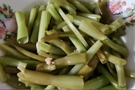 凉拌水蕹菜骨，既脆嫩又酸甜，吃起来回味无穷图片