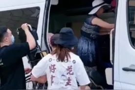 29岁张予曦意外受伤，出行都靠俩助理帮忙！坐轮椅疑伤势严重图片