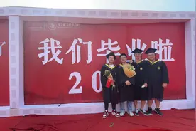 写有自己名字的印章、老师们下台拨穗......重庆这所高校毕业典礼诚意满满图片