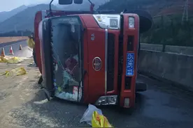 车辆“横卧”水兴高速水盘段 高管及时救援保畅通图片