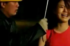 美女开车时，不小心溅了农民工满身泥水，不料农民工这么做视频封面
