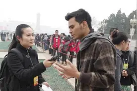 街头对印度青年进行采访，问印度是否领先中国，听听他们怎么说图片