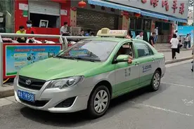 活久见！出租车司机违法被罚，趁交警下班“碰瓷”报复图片