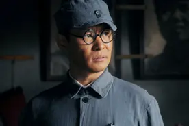 将军无意中见到蜘蛛捕虫，顿时眼前一亮，悟出一个歼敌奇谋图片