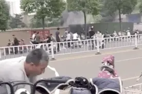 可爱！河南大爷全网获赞，面对网友的夸奖他却很委屈：我年龄没那么大图片