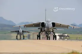 中国首款战斗轰炸机歼轰-7 列装部队二十余年仍不可或缺图片