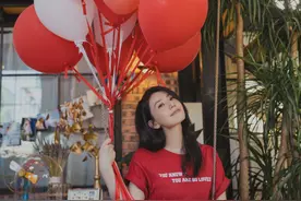 美女是不分年龄的，高圆圆打扮似少女，手拿红色气球活力无限图片