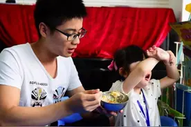 长大没出息的娃，吃饭时多有3种表现，家长发现一个就得及时纠正图片