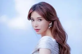 林志玲真有魅力，黑色薄纱美腿惹人注目，长发披肩俏丽可人图片