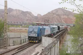 兰州铁路局：接力护航超限“巨无霸”安全过境甘肃图片