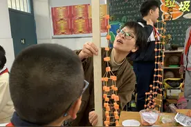 宁波这群孩子，用胡萝卜丁和牙签搭了一座塔图片