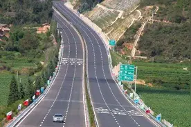 中国最危险的高速公路，全长27公里，十年来上千汽车葬身此处图片