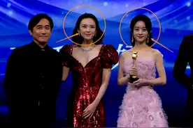 同样因演少女被嘲，当章子怡赵丽颖同框，相差八岁的状态过于惹眼图片