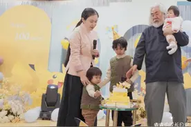 张纪中三胎女儿过百日，高龄得女宠上天，设宴排场大还送剑当礼物图片