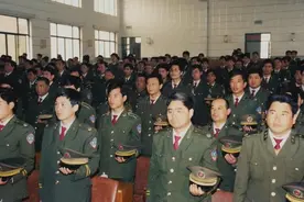 1997年江西第一悍匪万光旭，独自与武警对枪2小时，杀伤警方11人图片