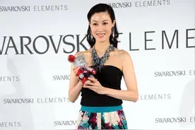 51岁李嘉欣越老越潮，穿奶奶花裤子也不显俗气，不像阿姨辈的人图片