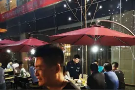姚明突现青岛大排档！与好友相聚小酌，桌子上的酒杯引人注意图片