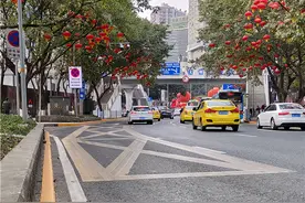禁止车辆占道排队进入停车库！三峡广场周边道路新增7处执法系统图片